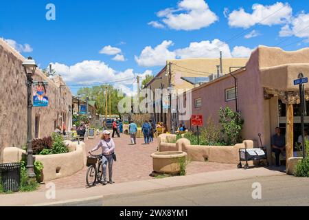 Geschäftige kommerzielle Fußgängerzone in der Innenstadt von Taos, New Mexico – Mai 2023 Stockfoto
