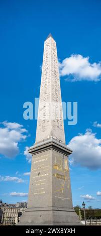 Der Luxor Obelisk steht hoch vor einem klaren blauen Himmel am Pariser Place de la Concorde. Frankreich Stockfoto