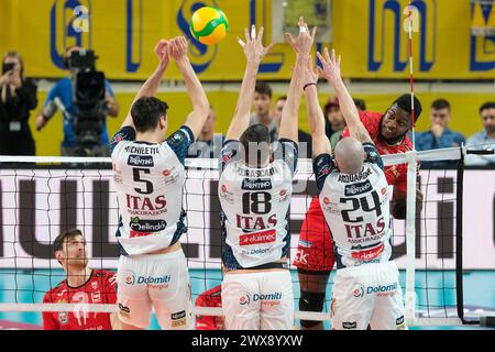 ITAS Trentino VS Cucine Lube Civitanova - Runde 1 des Halbfinals der CEV Volley Champions League 2023/2024 für Herren Stockfoto