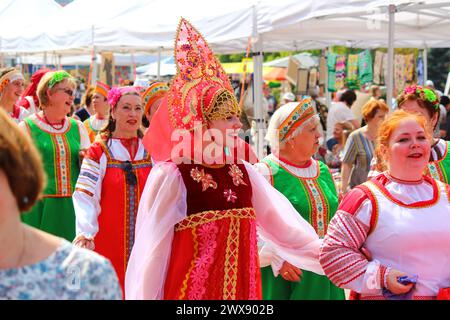 Obninsk, Russland - Juli 2019: Feierliche Prozession am Tag der Stadt, Frauen in festlichen russischen Volkskostümen Stockfoto