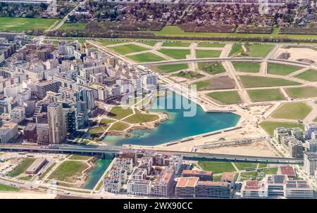 Blick aus der Vogelperspektive über die Seestadt von Wien. Die Aspern Seestadt, der 22. Bezirk Wiens, ist eines der größten Stadtentwicklungsprojekte Europas Stockfoto