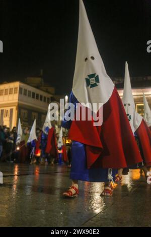 Avilés, Spanien, 28. März 2024: Ein Nazarener während der Silenzprozession am 28. März 2024 in Avilés, Spanien. Quelle: Alberto Brevers / Alamy Live News. Stockfoto