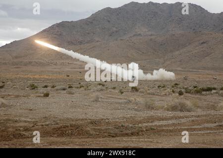 US-Soldaten, die dem 2. Bataillon, 18. Feldartillerie-Regiment, 75. Feldartillerie-Brigade, die die 1. Armored Division unterstützt, feuern ein Multiple Launch Rocket Systems (MLRS) während der entscheidenden Action Rotation 24-03 im National Training Center, Fort Irwin, Kalifornien, 21. Januar 2024. (Foto der US-Armee von PFC. Aliza Washington Operations Group, National Training Center) Stockfoto