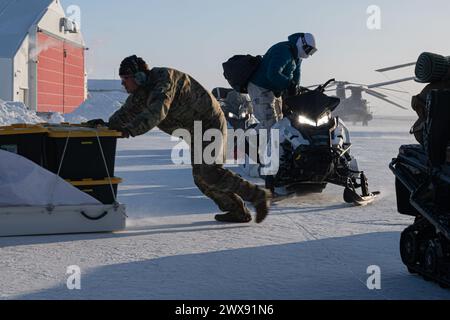 Soldaten der US-Armee, die der 10. Und 19. Sonderstreitgruppe zugewiesen wurden, und Flieger, die der 27. Sondereinsatzorganisation zugewiesen wurden, in ein MC-130J Commando II während der Arctic Edge 24 in Utqiagvik, Alaska, 8. März 2024. Während der Arctic Edge 24 trainierten mehr als 400 gemeinsame und alliierte Spezialoperatoren unter extremen Kälte, um die SOF-Bereitschaft in einzigartigen Spezialgebieten wie Bränden und Bewegungen auf weitem Weg, Spezialaufklärung, schnelle Nachversorgung, Personalerholung und medizinische Versorgung in der strengen arktischen Umgebung zu schärfen. AE24 ist ein von der NORAD und dem U.S. Northern Command geleitetes Zuhause Stockfoto