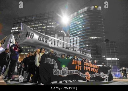 Wien, Wien, Österreich. März 2024. Demonstration der BlockGas-Allianz gegen die Europäische Gaskonferenz, die ursprünglich vom 26. Bis 28. März in Wien stattfinden sollte, aber aufgrund der Sicherheitslage verschoben wurde. Die Aktivisten fordern einen raschen Ausstieg aus fossilen Brennstoffen, die wesentlich zum Klimawandel beitragen. Das Foto wird vor dem Hauptsitz der Raiffeisen Bank aufgenommen, einem bekannten Investor für fossile Brennstoffe. (Kreditbild: © Andreas Stroh/ZUMA Press Wire) NUR REDAKTIONELLE VERWENDUNG! Nicht für kommerzielle ZWECKE! Stockfoto