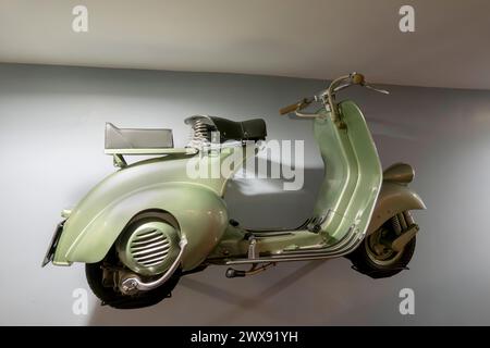 Roller „Vespa“ 125, hergestellt von Piaggio, Italien, 1948 im Science Museum, Kensington, London, England, Großbritannien Stockfoto