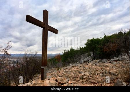 "Frieden, Frieden, Frieden..." - Die Stelle auf dem Podbrdo in Medjugorje, wo am dritten Tag der Erscheinungen die Jungfrau Maria vom Frieden sprach. Stockfoto