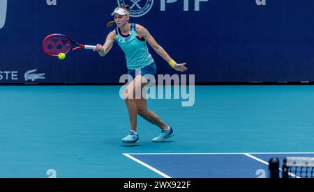 Miami Gardens, Usa. März 2024. Elena Rybakina aus Kasachstan trifft am Donnerstag, den 28. März 2024, im Hard Rock Stadium in Miami Gardens, Florida einen Vorhandschuss gegen Victoria Azarenka. Rybakina besiegte Azarenka mit 6:4, 0:6, 7-6 (Tiebreaker) Fotos von Gary i Rothstein/UPI Credit: UPI/Alamy Live News Stockfoto