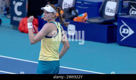 Miami Gardens, Usa. März 2024. Elena Rybakina aus Kasachstan reagierte nach der Niederlage gegen Victoria Azarenka im Halbfinale der Miami Open Woman im Hard Rock Stadium in Miami Gardens, Florida am Donnerstag, den 28. März 2024. Rybakina besiegte Azarenka mit 6:4, 0:6, 7-6 (Tiebreaker) Fotos von Gary i Rothstein/UPI Credit: UPI/Alamy Live News Stockfoto