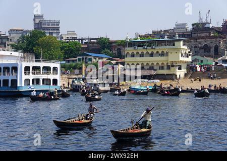 Sadarghat Flusslandschaft, Transport der einheimischen Bevölkerung mit kleinen Booten über den Fluss, Pendlerfähre im Monsun, (Bootsfahrt im Buriganga Fluss Sadarghat, Dhaka, Bangladesch 04-08-2022) Stockfoto