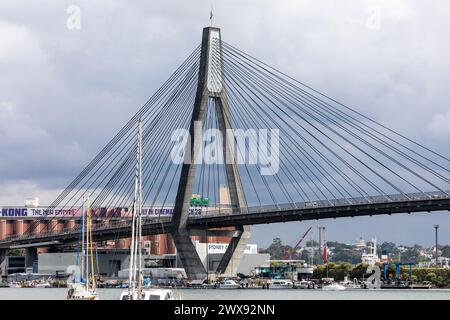 Anzac Bridge, westlicher Vertriebspartner in Sydney, Stahlkabel und Betonbrücke, eröffnet 1995, und Glebe Silowerbung in NSW, Australien Stockfoto