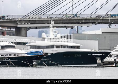 Aluminium-Superyacht, Hey Jude, gebaut von Alloy Yachts, die an der Sydney Superyacht Marina nahe der Anzac Bridge, Sydney Harbour, Australien vor Anker liegt Stockfoto