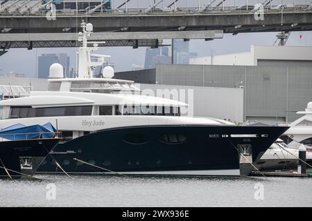 Aluminium-Superyacht, Hey Jude, gebaut von Alloy Yachts, die an der Sydney Superyacht Marina nahe der Anzac Bridge, Sydney Harbour, Australien vor Anker liegt Stockfoto