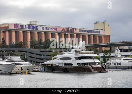 Sydney, Australien, Luxus-Superyacht, die im Sydney Superyacht Marina in Rozelle Bay neben Glebe Silo Reklametafeln, NSW, Australien, 2024 vor Anker liegt Stockfoto