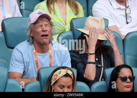 Miami Gardens, Florida, USA. März 2024. Der international bekannte Rockstar Jon Bon Jovi wird am 13. Tag der Miami Open am Hard Rock Stadium am 28. März 2024 in Miami Gardens, Florida, mit seiner Frau Dorothea Hurley gesichtet. Leute: Jon Bon Jovi, Dorothea Hurley Credit: Hoo Me/Media Punch/Alamy Live News Stockfoto