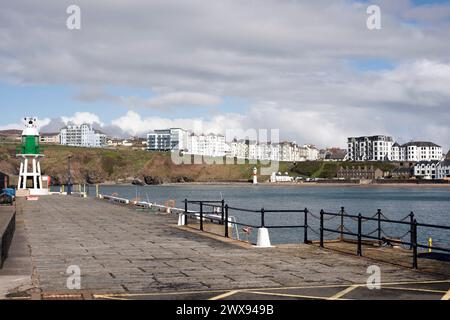 Hafenmauer von Port Erin mit Blick auf die Bucht und den Strand von Port Erin. Isle of man Stockfoto