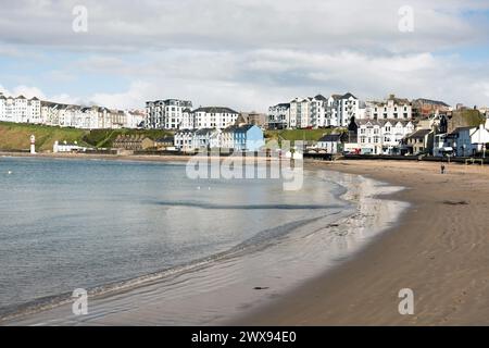 Sandstrand von Port Erin mit Hotels und Apartments auf der Promenade im Hintergrund. Stockfoto