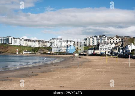 Sandstrand von Port Erin mit Hotels und Apartments auf der Promenade im Hintergrund. Stockfoto