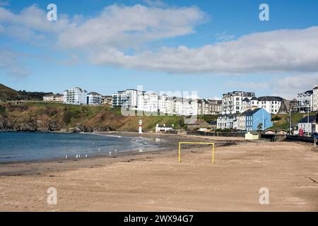 Sandstrand von Port Erin mit Hotels und Apartments auf der Promenade im Hintergrund. Stockfoto