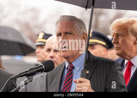 Massapequa Park, USA. März 2024. Bruce Blakeman, der Geschäftsführer des Nassau County, spricht vor der Presse, als der ehemalige Präsident Donald Trump Jr. am 28. März 2024 im Massapequa Funeral Home im Massapequa Park, NY, am Wake des NYPD-Offiziers Jonathan Diller teilnahm. (Foto: Lev Radin/SIPA USA) Credit: SIPA USA/Alamy Live News Stockfoto