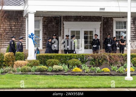 Massapequa Park, USA. März 2024. Polizeibeamte kommen am 28. März 2024 in das Beerdigungszentrum von Massapequa im Massapequa Park, NY, um an der Wache des NYPD-Offiziers Jonathan Diller teilzunehmen. (Foto: Lev Radin/SIPA USA) Credit: SIPA USA/Alamy Live News Stockfoto