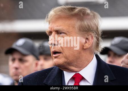 Massapequa Park, USA. März 2024. Der ehemalige Präsident Donald Trump Jr. spricht mit der Presse, nachdem er am 28. März 2024 im Massapequa Funeral Home im Massapequa Park, NY, am Wake des NYPD-Offiziers Jonathan Diller teilgenommen hatte. (Foto: Lev Radin/SIPA USA) Credit: SIPA USA/Alamy Live News Stockfoto