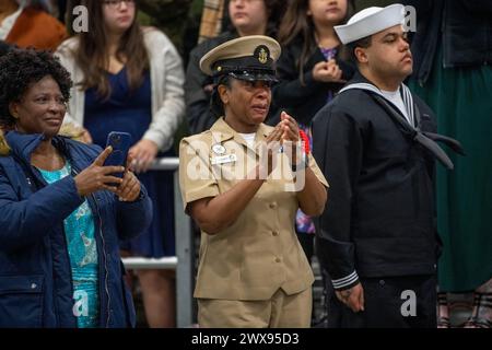 Great Lakes, Illinois, USA. März 2024. Henry, Chief Hospital Corpsman Chairmaine, reagiert, als ihre Abteilung für Familienmitglieder die Midway Ceremonial Drill Hall während des U.S. Navy Recruit Training Command's Pass in Review in Great Lakes, Illinois, am 28. März 2024 betreten. Mehr als 40.000 Rekruten trainieren jährlich im einzigen Bootcamp der Navy. (Kreditbild: © Christopher M. O'Grady/U.S. Navy/ZUMA Press Wire) NUR FÜR REDAKTIONELLE ZWECKE! Nicht für kommerzielle ZWECKE! Stockfoto