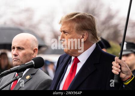 Massapequa Park, New York, USA. März 2024. Der ehemalige Präsident Donald Trump Jr. spricht mit der Presse, nachdem er am 28. März 2024 im Massapequa Funeral Home in Massapequa Park, NY, am Wake des NYPD-Offiziers Jonathan Diller im Massapequa Funeral Home in Massapequa Park, NY, teilgenommen hat (Foto: © Lev Radin/ZUMA Press Wire). Nicht für kommerzielle ZWECKE! Stockfoto