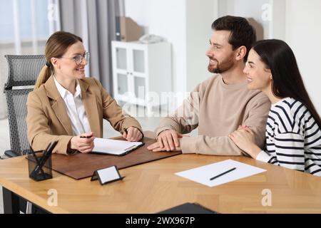 Ein Paar trifft sich mit einem Anwalt im Amt Stockfoto