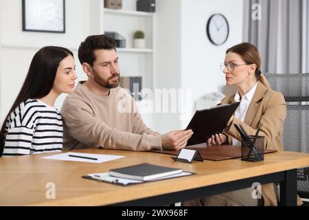 Ein Paar trifft sich mit einem Anwalt im Amt Stockfoto