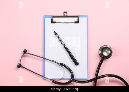 Endokrinologie. Stethoskop, Zwischenablage und Stift auf rosa Hintergrund, Draufsicht Stockfoto