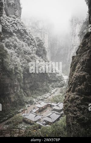 Wulong Karst Nationalpark im Winter, Chongqing, China. Die berühmteste Weltkulturerbe-Landschaft. Stockfoto