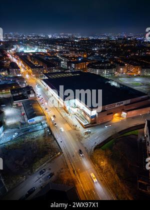 Entdecken Sie den pulsierenden Puls der A81 in Glasgow, Maryhill Road. Eine geschäftige Durchgangsstraße, die sich durch verschiedene Gemeinden, historische Sehenswürdigkeiten und moderne Annehmlichkeiten schlängelt. Stockfoto