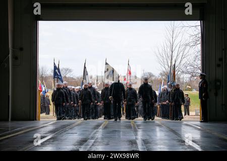 Great Lakes, Illinois, USA. März 2024. Matrosen, die vom Bootcamp abreisen, marschieren in die Midway Ceremonial Drill Hall während des U.S. Navy Recruit Training Command's Pass in Review am 28. März 2024 in Great Lakes, Illinois. Mehr als 40.000 Rekruten trainieren jährlich im einzigen Bootcamp der Navy. (Kreditbild: © Christopher M. O'Grady/U.S. Navy/ZUMA Press Wire) NUR FÜR REDAKTIONELLE ZWECKE! Nicht für kommerzielle ZWECKE! Stockfoto