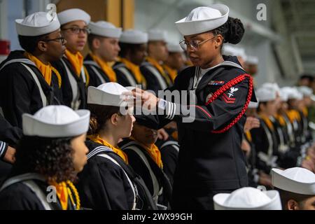 Great Lakes, Illinois, USA. März 2024. Ashley Thornton repariert die Deckung eines Rekruten in der Midway Zeremonial Drill Hall vor dem Pass des Rekruts der U.S. Navy in Great Lakes, Illinois, 28. März 2024. Mehr als 40.000 Rekruten trainieren jährlich im einzigen Bootcamp der Navy. (Kreditbild: © Christopher M. O'Grady/U.S. Navy/ZUMA Press Wire) NUR FÜR REDAKTIONELLE ZWECKE! Nicht für kommerzielle ZWECKE! Stockfoto