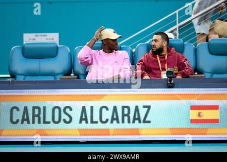 MIAMI GARDENS, FLORIDA - 28. MÄRZ: Jimmy Butler besucht ihr Spiel am 13. Tag der Miami Open am 28. März 2024 im Hard Rock Stadium in Miami Gardens, Florida. (Foto: Mauricio Paiz) Stockfoto