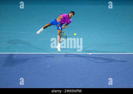 MIAMI GARDENS, FLORIDA - 28. MÄRZ: Carlos Alcaraz aus Spanien spielt gegen Grigor Dimitrov aus Bulgarien während des Spiels am 13. Tag der Miami Open im Hard Rock Stadium am 28. März 2024 in Miami Gardens, Florida. (Foto: Mauricio Paiz) Stockfoto