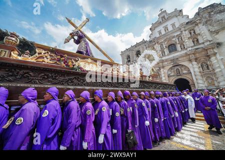 Antigua, Guatemala. März 2024. Costaleros tragen den gewaltigen Jesús Nazareno del Perdón Prozessionswagen von der San Francisco El Grande Kirche in Semana Santa, 28. März 2024 in Antigua, Guatemala. Die opulenten Prozessionen, detailgetreuen Alfombras und jahrhundertealten Traditionen ziehen mehr als 1 Million Menschen in die alte Hauptstadt. Quelle: Richard Ellis/Richard Ellis/Alamy Live News Stockfoto