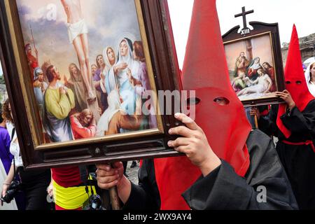 Antigua, Guatemala. März 2024. Kapuzenkonfradias während der Jesús Nazareno del Perdón-Prozession von der San Francisco El Grande Kirche in Semana Santa, 28. März 2024 in Antigua, Guatemala. Die opulenten Prozessionen, detailgetreuen Alfombras und jahrhundertealten Traditionen ziehen mehr als 1 Million Menschen in die alte Hauptstadt. Quelle: Richard Ellis/Richard Ellis/Alamy Live News Stockfoto