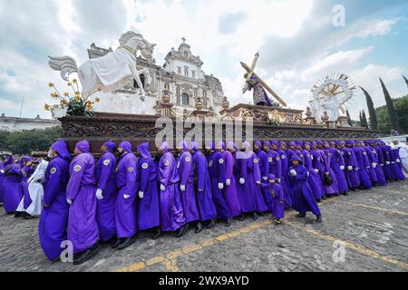 Antigua, Guatemala. März 2024. Costaleros tragen den gewaltigen Jesús Nazareno del Perdón Prozessionswagen von der San Francisco El Grande Kirche in Semana Santa, 28. März 2024 in Antigua, Guatemala. Die opulenten Prozessionen, detailgetreuen Alfombras und jahrhundertealten Traditionen ziehen mehr als 1 Million Menschen in die alte Hauptstadt. Quelle: Richard Ellis/Richard Ellis/Alamy Live News Stockfoto