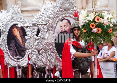 Antigua, Guatemala. März 2024. Römische Centurions während der Prozession Jesús Nazareno del Perdón von der San Francisco El Grande Kirche in Semana Santa, 28. März 2024 in Antigua, Guatemala. Die opulenten Prozessionen, detailgetreuen Alfombras und jahrhundertealten Traditionen ziehen mehr als 1 Million Menschen in die alte Hauptstadt. Quelle: Richard Ellis/Richard Ellis/Alamy Live News Stockfoto