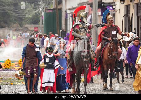 Antigua, Guatemala. März 2024. Römische Zenturien reiten mit Pferden durch die Stadt und verkünden die Festnahme von Jesús Nazareno während der Veranstaltungen am Heiligen Donnerstag der Semana Santa, 28. März 2024 in Antigua, Guatemala. Die opulenten Prozessionen, detailgetreuen Alfombras und jahrhundertealten Traditionen ziehen mehr als 1 Million Menschen in die alte Hauptstadt. Quelle: Richard Ellis/Richard Ellis/Alamy Live News Stockfoto