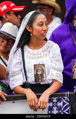 Antigua, Guatemala. März 2024. Eine guatemaltekische Frau im Trauerkostüm beobachtet, wie Prozessionswagen von der San Francisco El Grande Kirche in Semana Santa am 28. März 2024 in Antigua, Guatemala, abfahren. Die opulenten Prozessionen, detailgetreuen Alfombras und jahrhundertealten Traditionen ziehen mehr als 1 Million Menschen in die alte Hauptstadt. Quelle: Richard Ellis/Richard Ellis/Alamy Live News Stockfoto