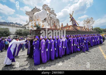 Antigua, Guatemala. März 2024. Costaleros tragen den gewaltigen Jesús Nazareno del Perdón Prozessionswagen von der San Francisco El Grande Kirche in Semana Santa, 28. März 2024 in Antigua, Guatemala. Die opulenten Prozessionen, detailgetreuen Alfombras und jahrhundertealten Traditionen ziehen mehr als 1 Million Menschen in die alte Hauptstadt. Quelle: Richard Ellis/Richard Ellis/Alamy Live News Stockfoto