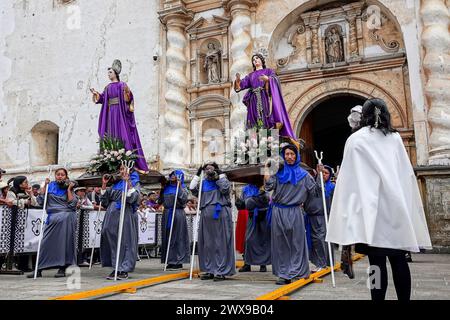 Antigua, Guatemala. März 2024. Costaleros bereitet sich darauf vor, Prozessionswagen von der San Francisco El Grande Kirche in Semana Santa am 28. März 2024 in Antigua, Guatemala, zu transportieren. Die opulenten Prozessionen, detailgetreuen Alfombras und jahrhundertealten Traditionen ziehen mehr als 1 Million Menschen in die alte Hauptstadt. Quelle: Richard Ellis/Richard Ellis/Alamy Live News Stockfoto