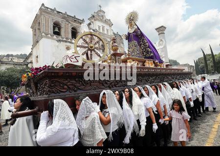 Antigua, Guatemala. März 2024. Weibliche Costaleros tragen am 28. März 2024 in Antigua, Guatemala, einen gewaltigen Umzug der Mutter Maria von der Kirche San Francisco El Grande in Semana Santa. Die opulenten Prozessionen, detailgetreuen Alfombras und jahrhundertealten Traditionen ziehen mehr als 1 Million Menschen in die alte Hauptstadt. Quelle: Richard Ellis/Richard Ellis/Alamy Live News Stockfoto