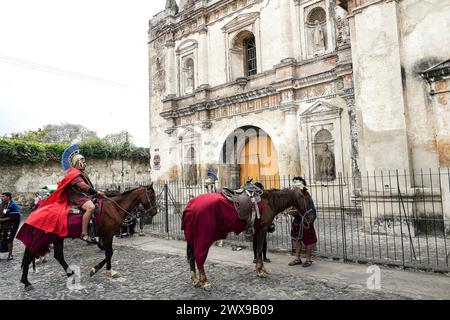 Antigua, Guatemala. März 2024. Römische Zenturien reiten mit Pferden durch die Stadt und verkünden die Festnahme von Jesús Nazareno während der Veranstaltungen am Heiligen Donnerstag der Semana Santa, 28. März 2024 in Antigua, Guatemala. Die opulenten Prozessionen, detailgetreuen Alfombras und jahrhundertealten Traditionen ziehen mehr als 1 Million Menschen in die alte Hauptstadt. Quelle: Richard Ellis/Richard Ellis/Alamy Live News Stockfoto