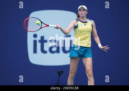 Miami, Florida, USA. März 2024. Elena Rybakina (Kasachstan) trifft im Halbfinale der Frauen-Singles beim Tennis-Turnier Miami Open auf Victoria Azarenka. Rybakina gewann das Spiel mit 6:4, 0:6, 7:6. (Kreditbild: © Richard Dole/ZUMA Press Wire) NUR REDAKTIONELLE VERWENDUNG! Nicht für kommerzielle ZWECKE! Stockfoto