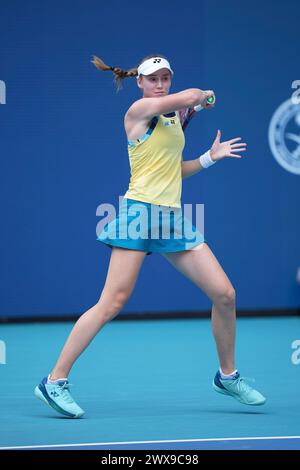 Miami, Florida, USA. März 2024. Elena Rybakina (Kasachstan) trifft im Halbfinale der Frauen-Singles beim Tennis-Turnier der Miami Open eine Vorhand gegen Victoria Azarenka. Rybakina gewann das Spiel mit 6:4, 0:6, 7:6. (Kreditbild: © Richard Dole/ZUMA Press Wire) NUR REDAKTIONELLE VERWENDUNG! Nicht für kommerzielle ZWECKE! Stockfoto