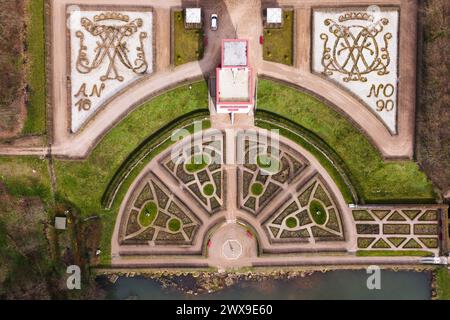 Schleswig, Deutschland. März 2024. Die Sonne scheint auf dem Barockgarten und dem Globushaus auf Schloss Gottorf. Es ist Schauplatz einer Ausstellung von Globen des in New York lebenden deutschen Künstlers Ingo Günther. Seit 1988 visualisiert Günther mit grafischen Mitteln politische Konflikte, soziale Spannungen, ökologische und ökonomische Beziehungen auf über 1000 Globalen. Die Show im Globushaus wird vom 29. März bis 27. Oktober 2024 (Luftaufnahme mit Drohne) gezeigt. Credit: Frank Molter/dpa/Alamy Live News Stockfoto